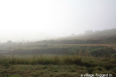 朝霧に包まれた村