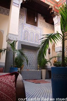 モロッコホテルの光庭