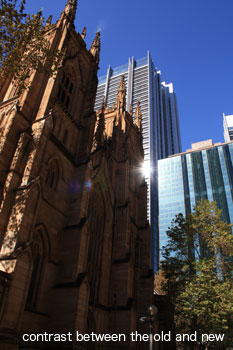 教会と高層ビル